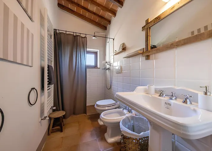 Villa Le Vigne, 8 Pax, Private Pool, Comfort *